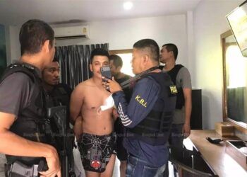 Chồng ngoại tình 3 cô cùng lúc, vợ bắt quả tang bị bắn tử vong