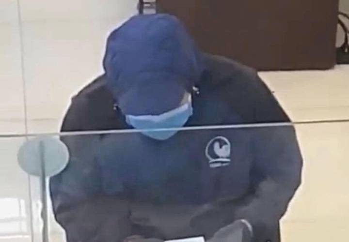 CLIP: Đối tượng bịt mặt cầm súng cướp ngân hàng ở Thái Nguyên