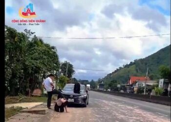 CLIP: Người đàn ông đạp vào đầu phụ nữ giữa đường đông người, gây phẫn nộ