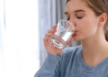 Có nên uống nước trước khi ngủ?