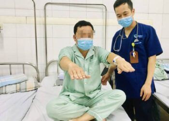 Đang ngồi chơi, người đàn ông 36 tuổi bỗng cứng người, liệt nửa mặt