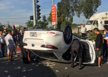 Đang trên đường đi đón dâu, xe hoa bất ngờ tông vào dải phân cách lập úp