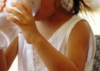 Dấu hiệu trẻ ngộ độc thực phẩm cần nhập viện