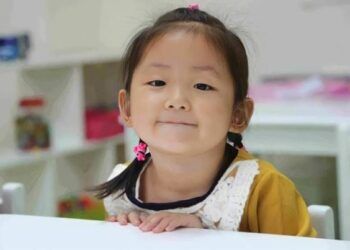 "Đừng giao du với những đứa trẻ yếu kém", quan điểm nuôi dạy này của cha mẹ sẽ khiến con đi tụt lùi