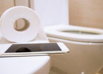 Dừng ngay thói quen dùng điện thoại trong nhà vệ sinh nếu bạn không muốn mắc bệnh