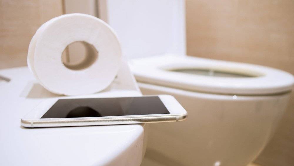 Dừng ngay thói quen dùng điện thoại trong nhà vệ sinh nếu bạn không muốn mắc bệnh