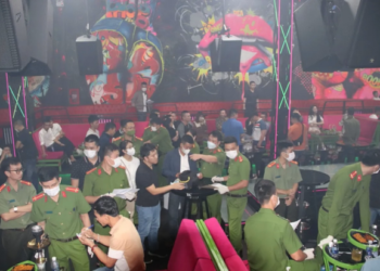 Gần 100 cảnh sát đột kích quán bar, phát hiện 25 người phê ma túy