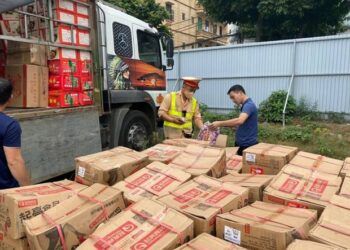 ha noi phat hien 40 000 goi xuc xich banh quy khong ro nguon goc xuat xu Hà Nội: Thu giữ 40.000 gói xúc xích, bánh quy không rõ nguồn gốc xuất xứ Hà Nội: Phát hiện 40.000 gói xúc xích, bánh quy không rõ nguồn gốc xuất xứ