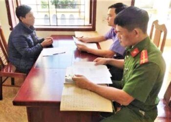 Khởi tố phụ huynh vác dao đến trường bắt hiệu trưởng quỳ xin lỗi