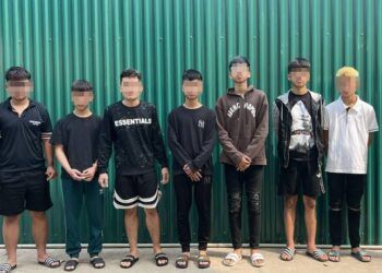 Không tìm được đối thủ, nhóm ‘choai’ cầm vỏ chai trút giận vào người đi đường