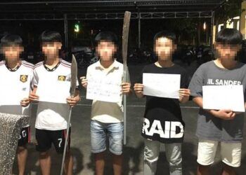 Mang hung khí đi giải quyết mâu thuẫn lúc chơi game, đụng ngay cảnh sát