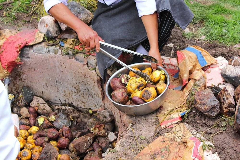 Món ăn nóng hổi từ dưới lòng đất của nước Peru khiến thực khách ấn tượng khó phai