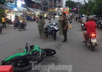 Một người đi đường bị kẻ lạ mặt dùng dao đâm gục