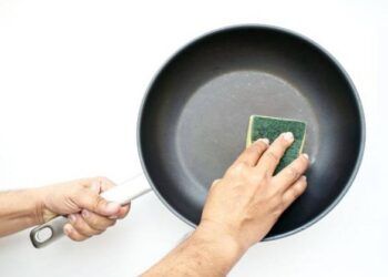 Một vết xước nhỏ trên chảo chống dính giải phóng hàng nghìn vi nhựa