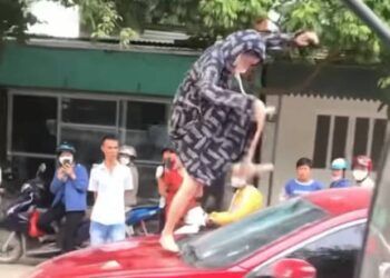 Người phụ nữ tung cước đạp vỡ kính ô tô, cắn đứt tai cô gái bị khởi tố