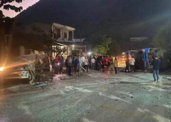 nguyen nhan vu lat xe khach o hoa binh khien 20 nguoi bi thuong Nguyên nhân vụ xe khách đi qua Hòa Bình bất ngờ lật nghiêng khiến nhiều người bị thương Nguyên nhân vụ lật xe khách ở Hòa Bình khiến 20 người bị thương