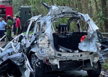 Nhân chứng vụ ô tô phát nổ ở TP.HCM: Tiếng nổ lớn, ngọn lửa bốc cao, một bộ phận xe bị thổi bay nằm gọn trên ngọn cây tràm