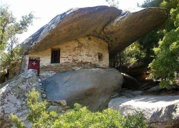 nhung ngoi nha nguy trang chong cuop bien tren dao ikaria Vẻ đẹp của ngôi làng ngụy trang chống cướp biển trên đảo Ikaria Những ngôi nhà ngụy trang chống cướp biển trên đảo Ikaria