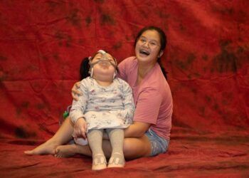 Nữ sinh quyết rời trường học để ở nhà chăm em nằm liệt giường đầy xúc động