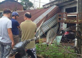 Nữ tài xế lái xe Mecerdes S450 tông sập nhà dân