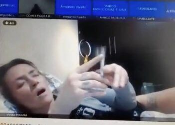 Nữ thẩm phán bán khỏa thân trong phiên tòa online