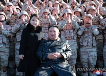 Ông Kim Jong-un lần thứ 2 xuất hiện cùng con gái