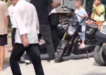 Phẫn nộ người đàn ông đấm liên tiếp vào mặt học sinh lớp 7 ngay trước cổng trường