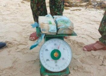 Phát hiện nhiều túi in chữ Trung Quốc, nghi chứa ma tuý dạt vào vùng biển Quảng Trị