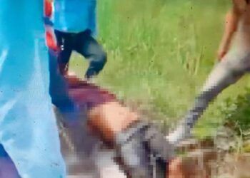 phat hien thi the thanh nien duoi ho ga trong nguoi co vat giong sung Long An: Phát hiện thi thể thanh niên dưới hố ga, trong người có vật giống súng Phát hiện thi thể thanh niên dưới hố ga, trong người có vật giống súng