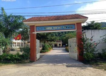 Phụ huynh vác dao xông vào trường, đe dọa hành hung nhiều giáo viên