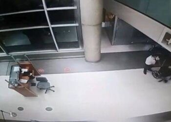 'Rợn tóc gáy' hình ảnh bảo vệ bệnh viện 'trò chuyện' với bệnh nhân ma giữa đêm