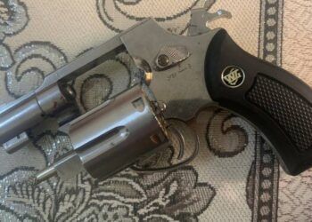 Rút súng bắn nhưng không trúng ai, nam thanh niên bị đánh nhập viện