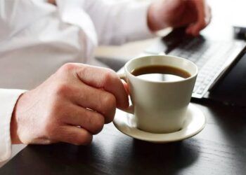 Sai lầm khi uống cà phê khiến bạn già nhanh