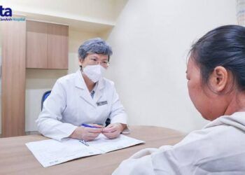 Sau thoa mỹ phẩm, người phụ nữ phải đi xe lăn