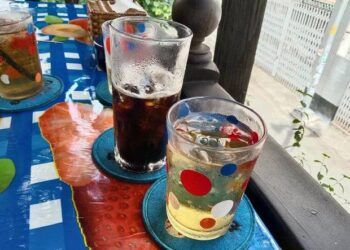 Thanh niên ngã xuống đường sau khi uống 3 ly cà phê