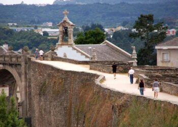 Thành phố duy nhất trên thế giới được bao quanh bởi những bức tường La Mã hoàn toàn nguyên vẹn