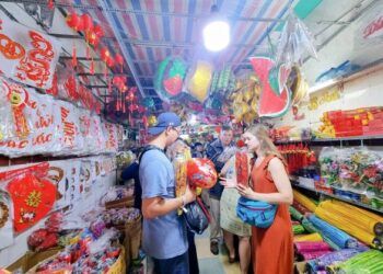 Thị trường đồ trang trí Giáng sinh nhộn nhịp vào mùa