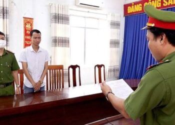 Tiếp tay cho hiệu trưởng tham ô, hai người bị bắt