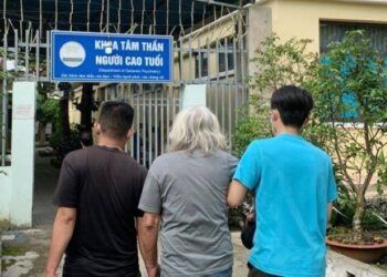 Tin mới về cụ ông 'cưỡi' xe máy, cầm dao dọa chém người gây náo loạn đường phố