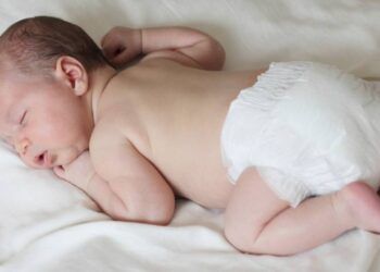 Trẻ nằm sấp khi ngủ có ảnh hưởng gì không?