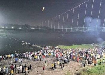 Vụ sập cầu treo 132 người chết ở Ấn Độ: Vì sao cầu vừa trùng tu xong đã sập?