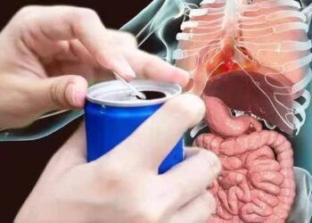 WHO liệt kê những nguy hiểm khi tiêu thụ nhiều nước tăng lực, từ răng miệng đến viêm gan cấp tính