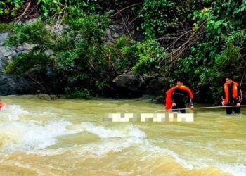 Xe chở du khách lao xuống sông khi đi tham quan thác