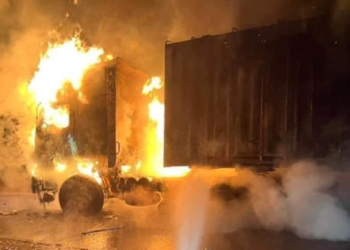 Xe container bất ngờ bốc cháy dữ dội trong đêm