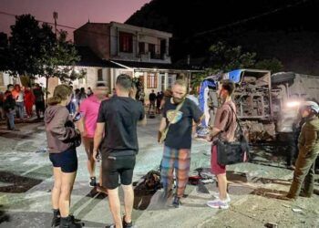 xe khach lat nghieng sau tai nan lien hoan nhieu nguoi bi thuong Xe khách đi qua Hòa Bình bất ngờ lật nghiêng sau tai nạn liên hoàn khiến nhiều người bị thương Xe khách lật nghiêng sau tai nạn liên hoàn, nhiều người bị thương