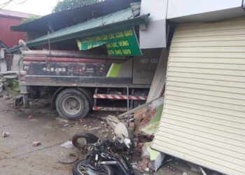 Xe trộn bê tông húc sập tường nhà dân, tài xế mắc kẹt trong cabin
