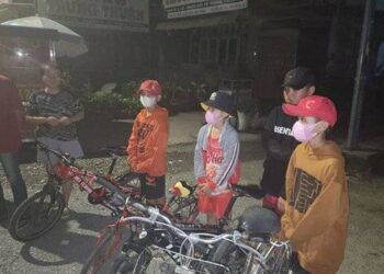 Xem video sinh tồn trên Youtube, 4 bé trai lớp 5 đạp xe đi tìm mẹ, mang theo cần câu cá