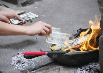 3 lưu ý khi dọn dẹp bàn thờ cuối năm, quên hóa vàng mã lộc lá xin về trên ban thờ, sang năm tiền bạc tiêu tán