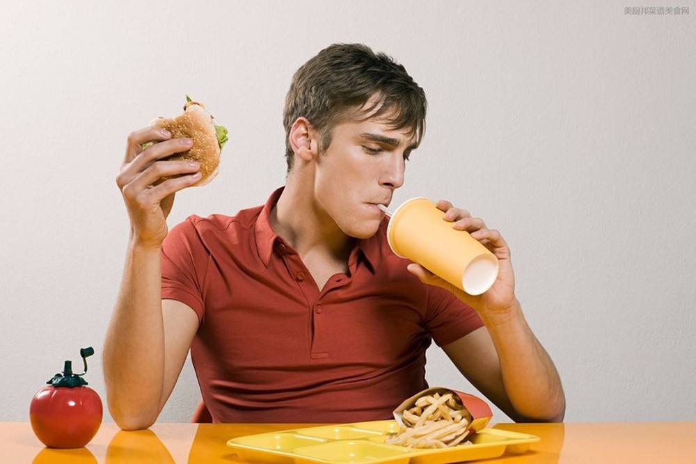 4 thói quen ăn uống gây hại sức khỏe người trẻ hay mắc