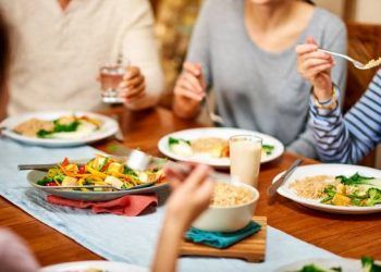 4 thói quen ăn uống gây hại sức khỏe người trẻ hay mắc